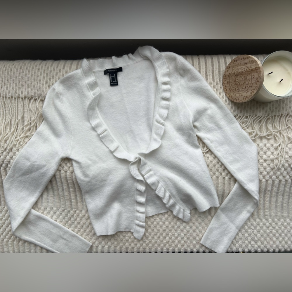 Forever 21 white fitted cardigan size medium